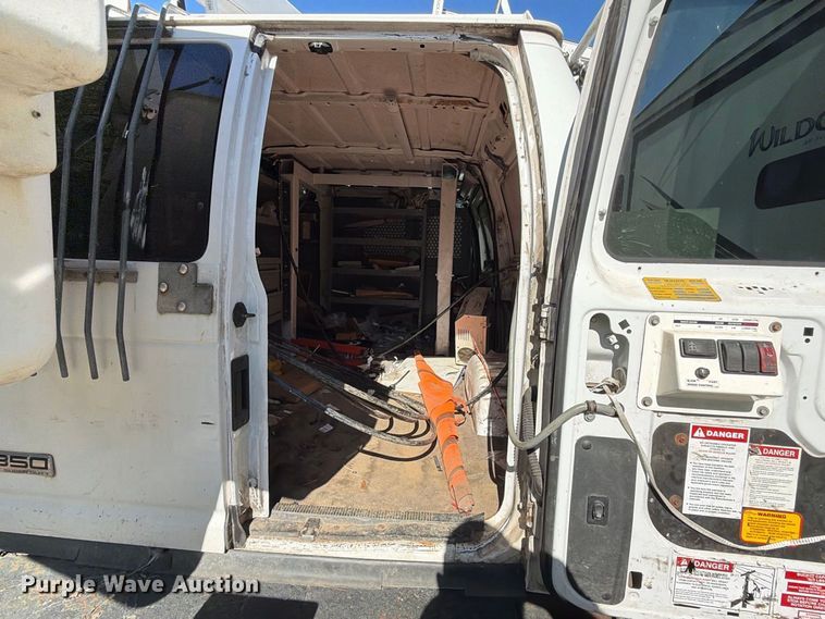 image for item DT2953 2006 Ford E350 van with bucket lift
