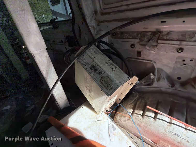 image for item DT2953 2006 Ford E350 van with bucket lift