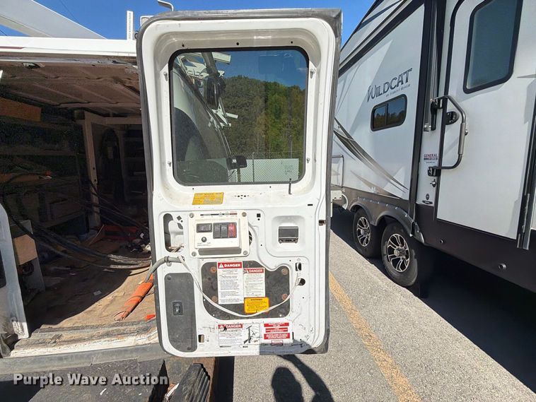 image for item DT2953 2006 Ford E350 van with bucket lift