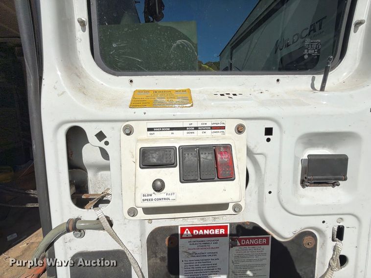 image for item DT2953 2006 Ford E350 van with bucket lift