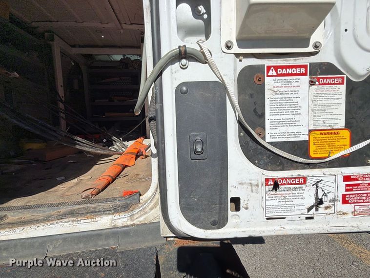 image for item DT2953 2006 Ford E350 van with bucket lift
