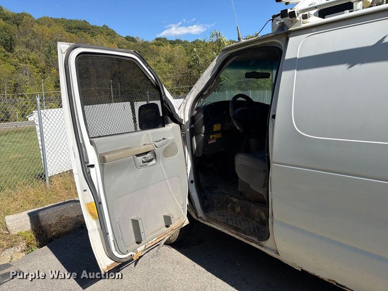 image for item DT2953 2006 Ford E350 van with bucket lift