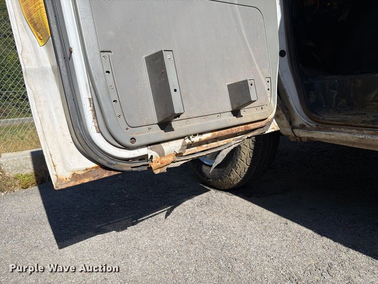 image for item DT2953 2006 Ford E350 van with bucket lift