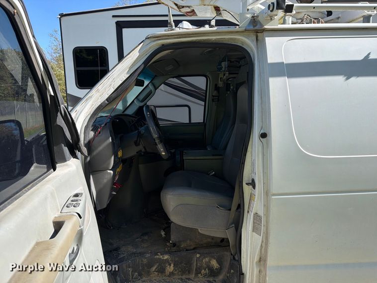 image for item DT2953 2006 Ford E350 van with bucket lift