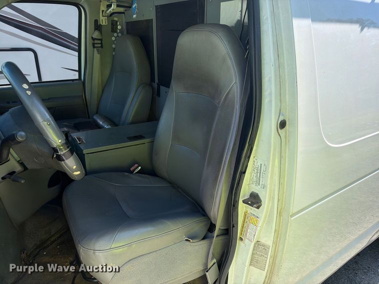 image for item DT2953 2006 Ford E350 van with bucket lift