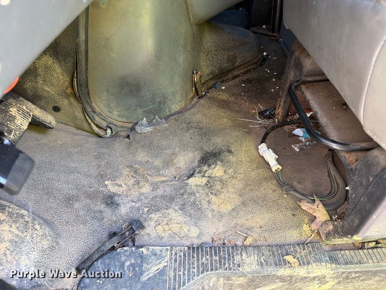 image for item DT2953 2006 Ford E350 van with bucket lift
