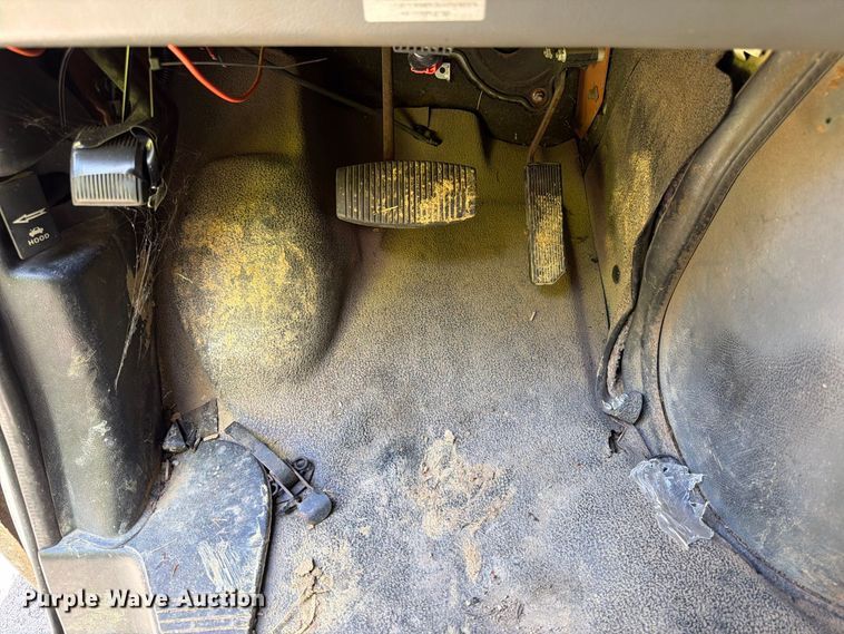 image for item DT2953 2006 Ford E350 van with bucket lift