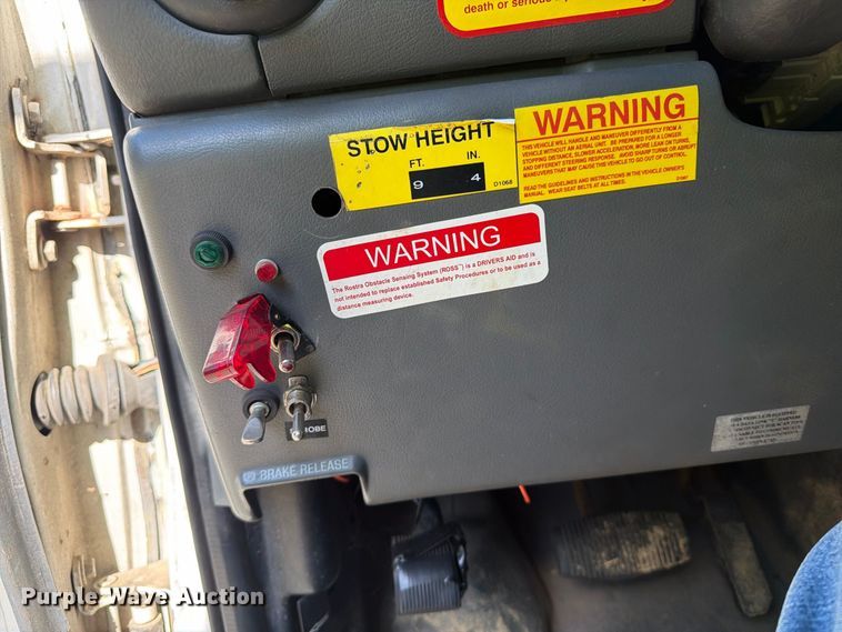image for item DT2953 2006 Ford E350 van with bucket lift