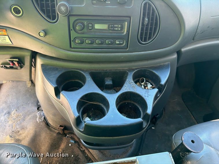 image for item DT2953 2006 Ford E350 van with bucket lift