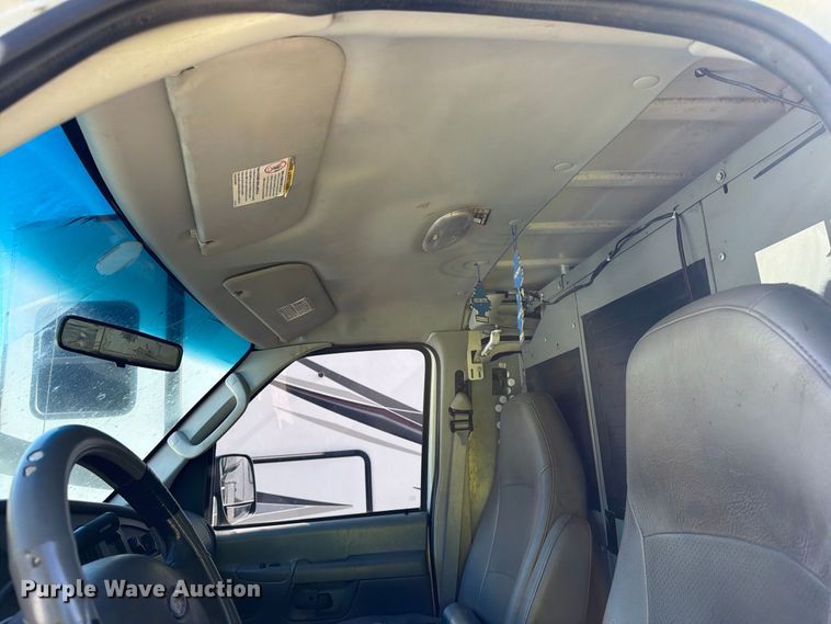 image for item DT2953 2006 Ford E350 van with bucket lift