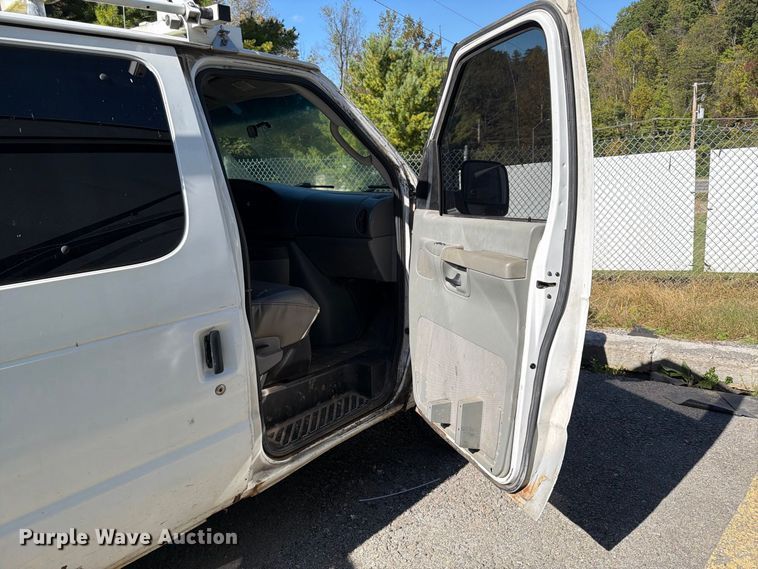 image for item DT2953 2006 Ford E350 van with bucket lift