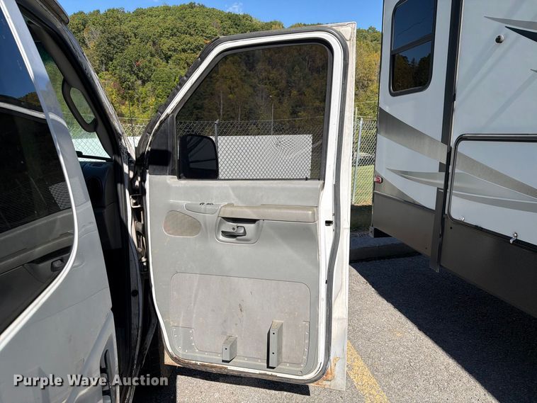 image for item DT2953 2006 Ford E350 van with bucket lift