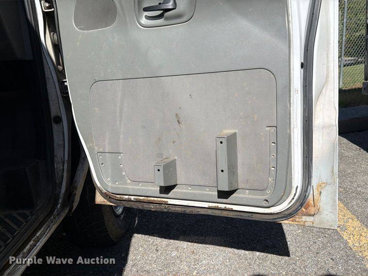 image for item DT2953 2006 Ford E350 van with bucket lift