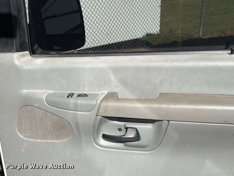 image for item DT2953 2006 Ford E350 van with bucket lift