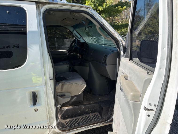 image for item DT2953 2006 Ford E350 van with bucket lift