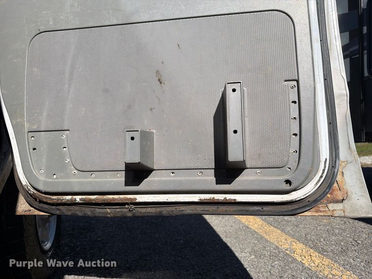 image for item DT2953 2006 Ford E350 van with bucket lift