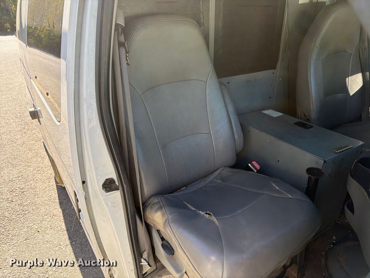 image for item DT2953 2006 Ford E350 van with bucket lift