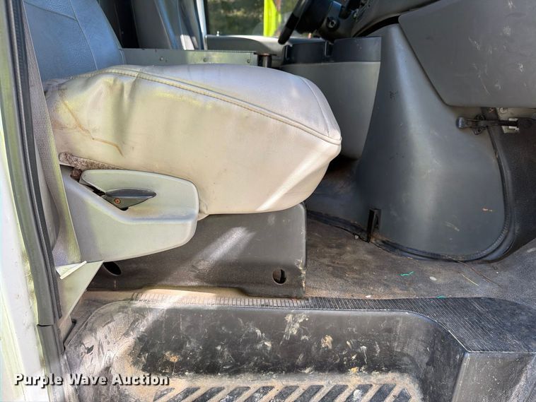 image for item DT2953 2006 Ford E350 van with bucket lift
