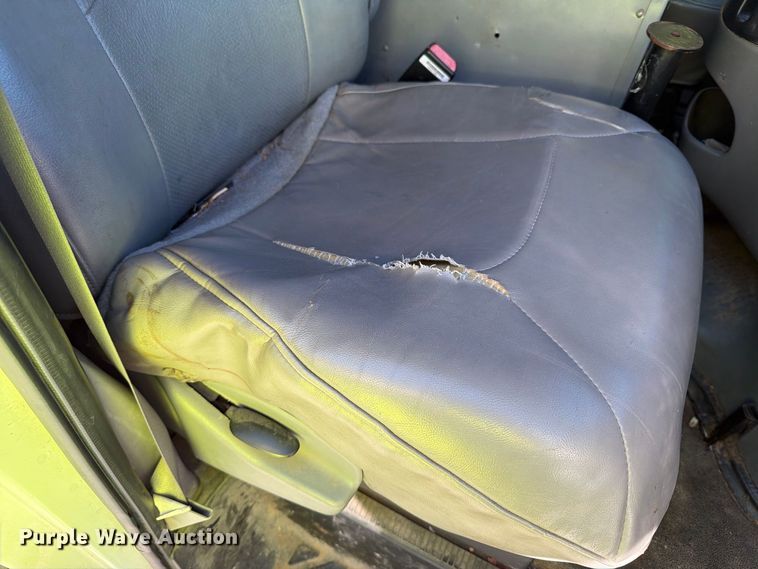 image for item DT2953 2006 Ford E350 van with bucket lift