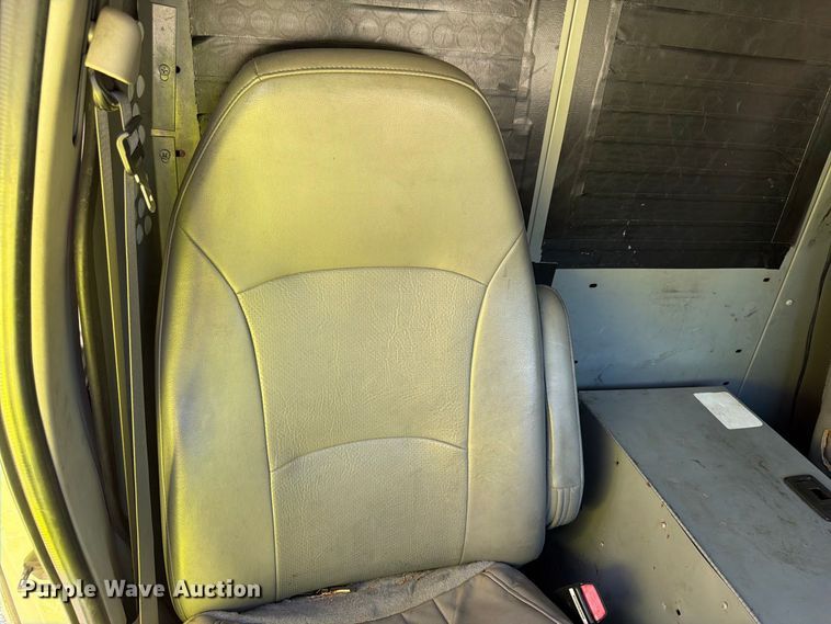 image for item DT2953 2006 Ford E350 van with bucket lift