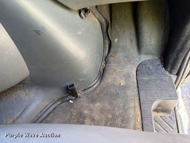 image for item DT2953 2006 Ford E350 van with bucket lift