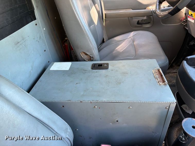 image for item DT2953 2006 Ford E350 van with bucket lift