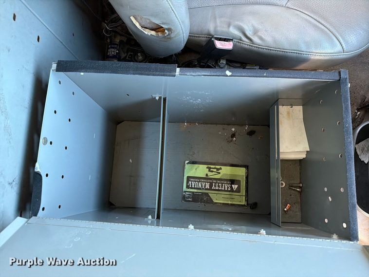 image for item DT2953 2006 Ford E350 van with bucket lift