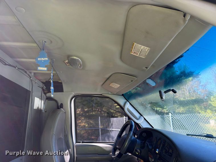image for item DT2953 2006 Ford E350 van with bucket lift