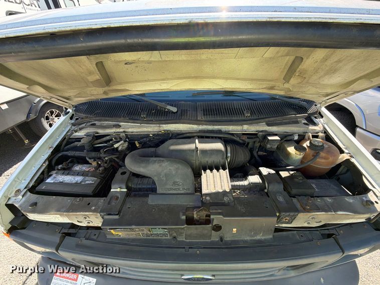 image for item DT2953 2006 Ford E350 van with bucket lift