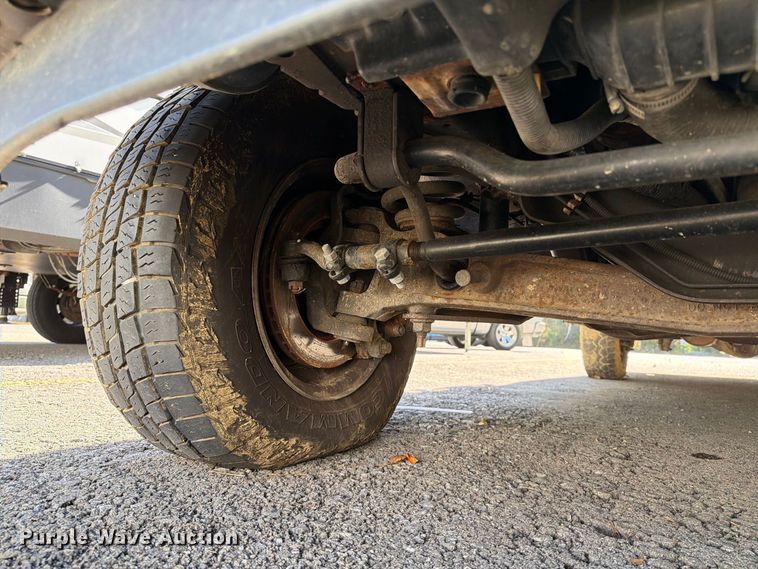 image for item DT2953 2006 Ford E350 van with bucket lift