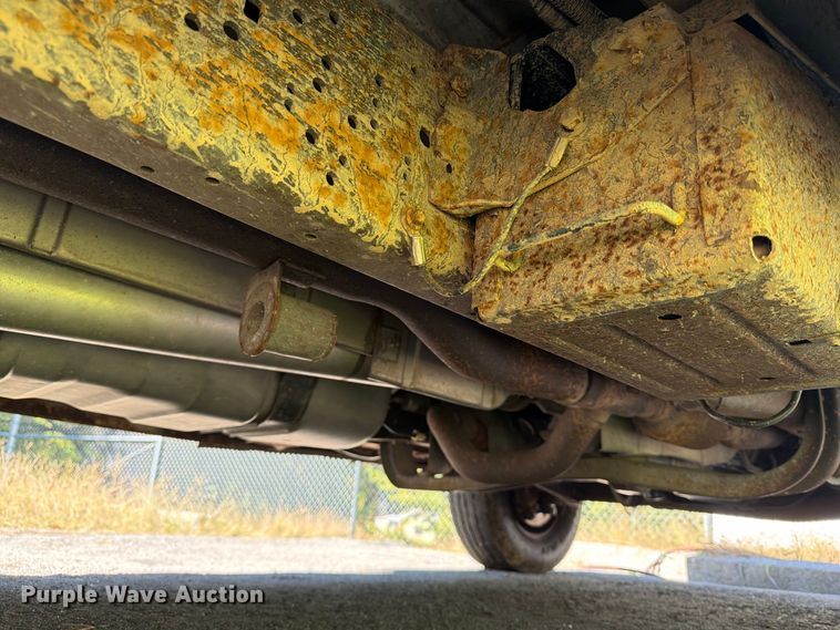 image for item DT2953 2006 Ford E350 van with bucket lift