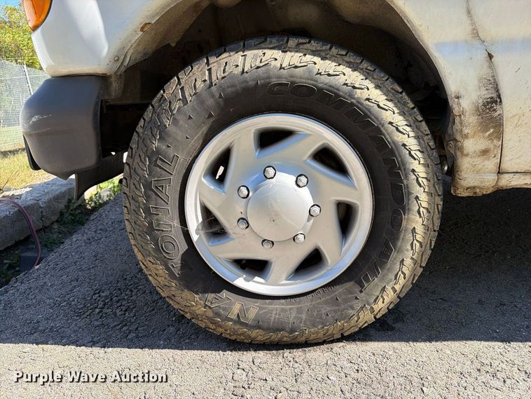 image for item DT2953 2006 Ford E350 van with bucket lift
