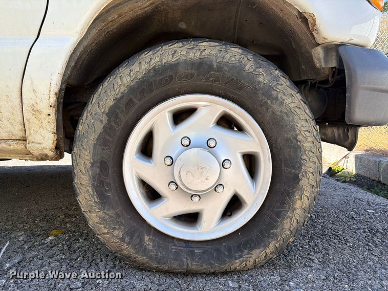 image for item DT2953 2006 Ford E350 van with bucket lift