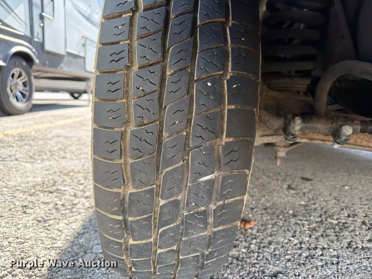 image for item DT2953 2006 Ford E350 van with bucket lift