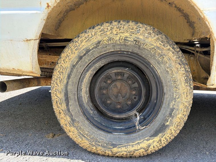 image for item DT2953 2006 Ford E350 van with bucket lift