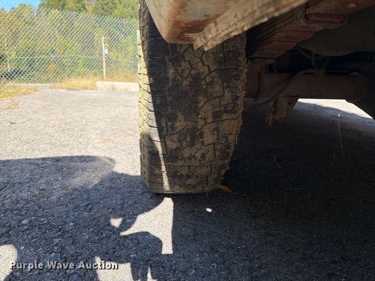 image for item DT2953 2006 Ford E350 van with bucket lift