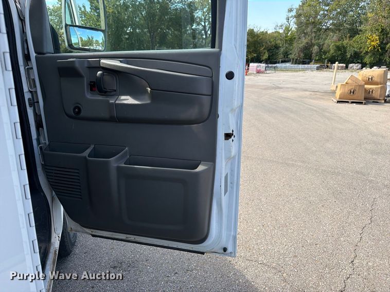image for item DT3050 2014 GMC Savana utility van