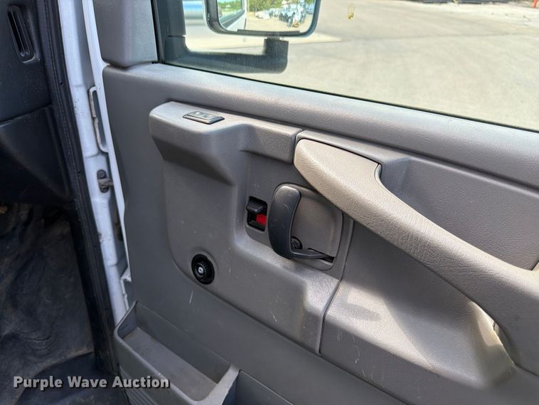 image for item DT3050 2014 GMC Savana utility van