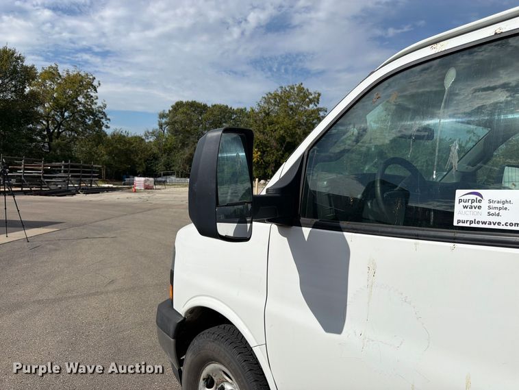 image for item DT3051 2018 GMC Savana utility van