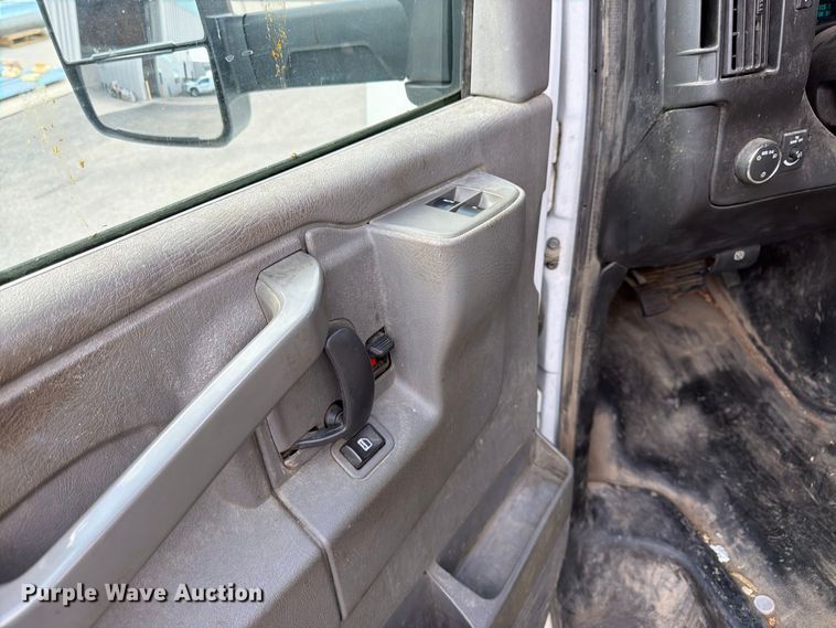 image for item DT3051 2018 GMC Savana utility van
