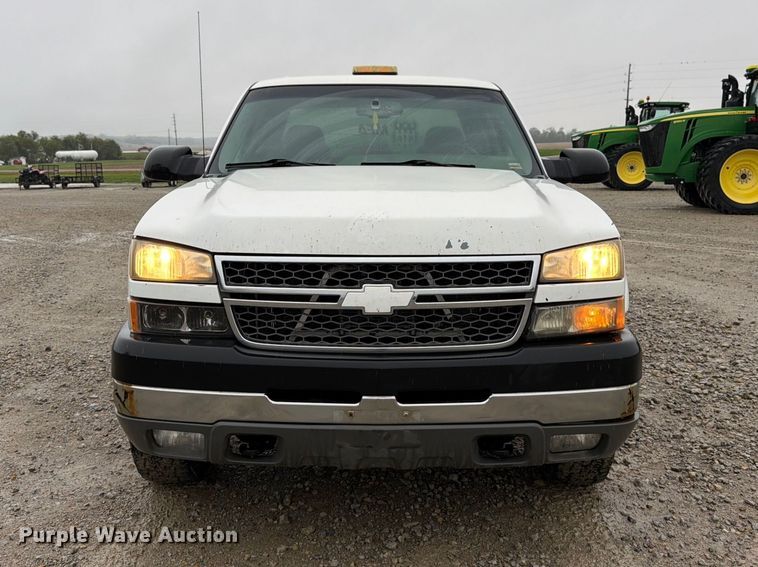 image for item DT3070 2005 Chevrolet Silverado 2500 Crew Cab pickup truck