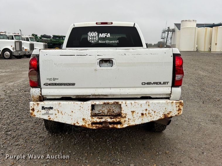 image for item DT3070 2005 Chevrolet Silverado 2500 Crew Cab pickup truck