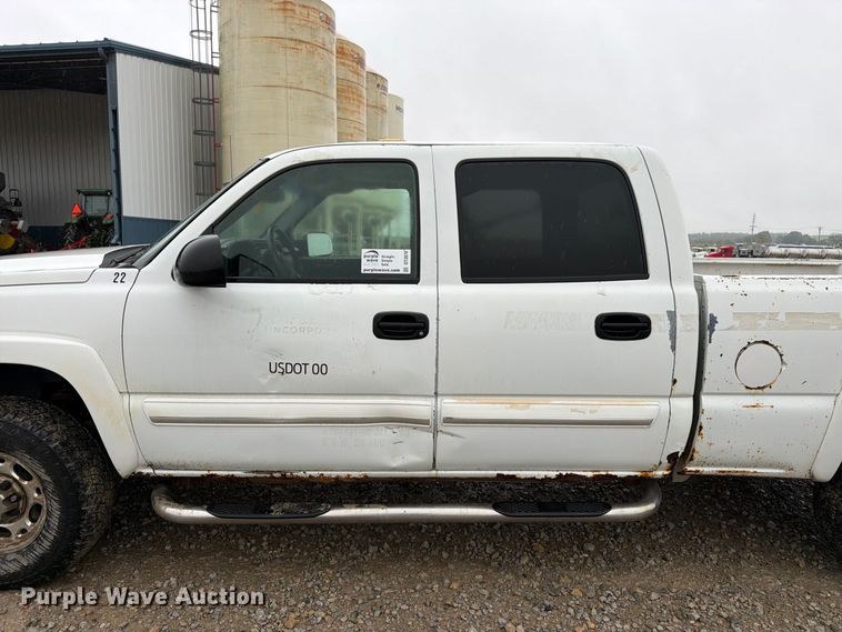 image for item DT3070 2005 Chevrolet Silverado 2500 Crew Cab pickup truck