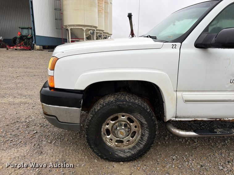 image for item DT3070 2005 Chevrolet Silverado 2500 Crew Cab pickup truck
