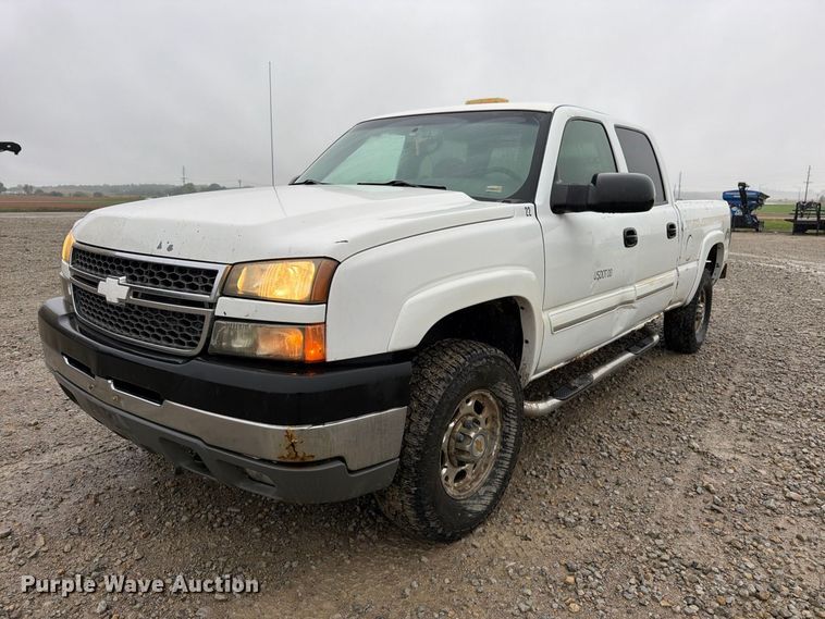 image for item DT3070 2005 Chevrolet Silverado 2500 Crew Cab pickup truck