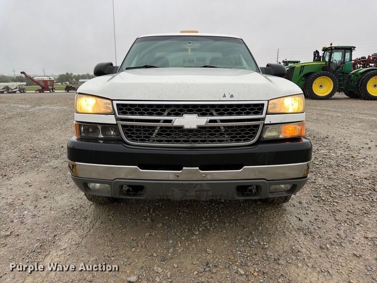 image for item DT3070 2005 Chevrolet Silverado 2500 Crew Cab pickup truck
