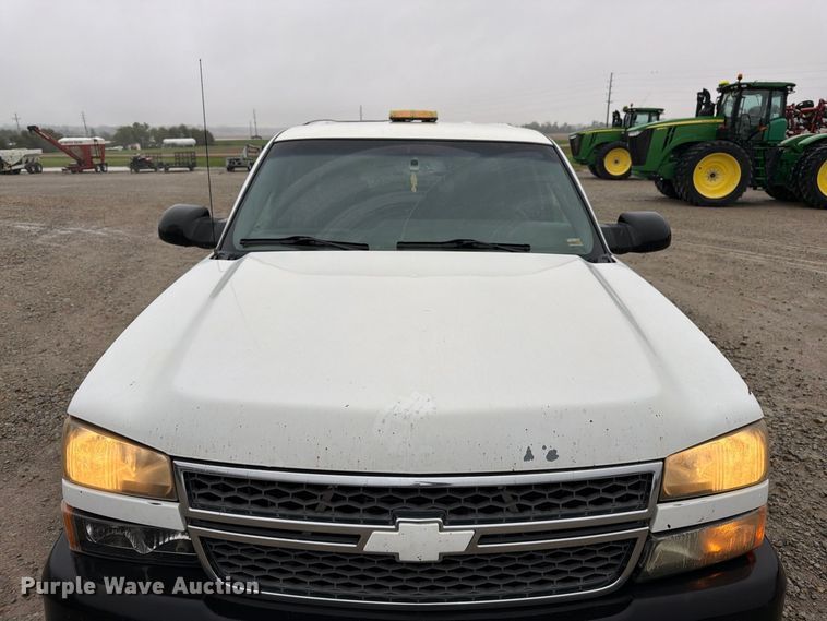 image for item DT3070 2005 Chevrolet Silverado 2500 Crew Cab pickup truck