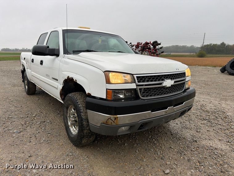 image for item DT3070 2005 Chevrolet Silverado 2500 Crew Cab pickup truck