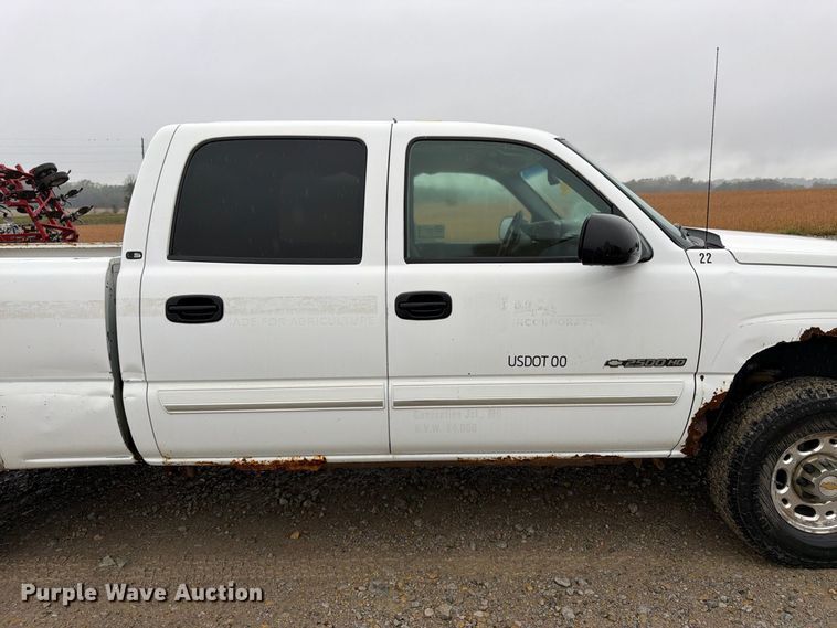 image for item DT3070 2005 Chevrolet Silverado 2500 Crew Cab pickup truck