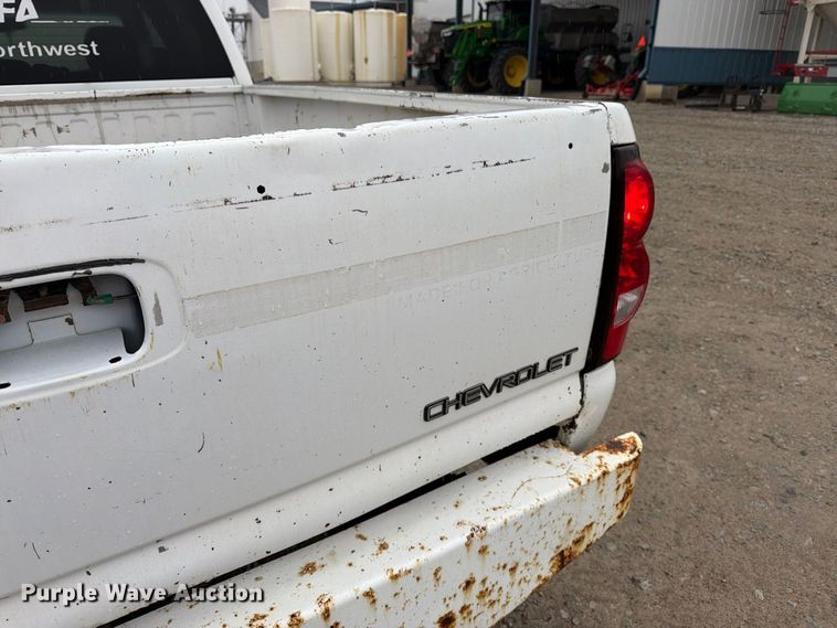 image for item DT3070 2005 Chevrolet Silverado 2500 Crew Cab pickup truck